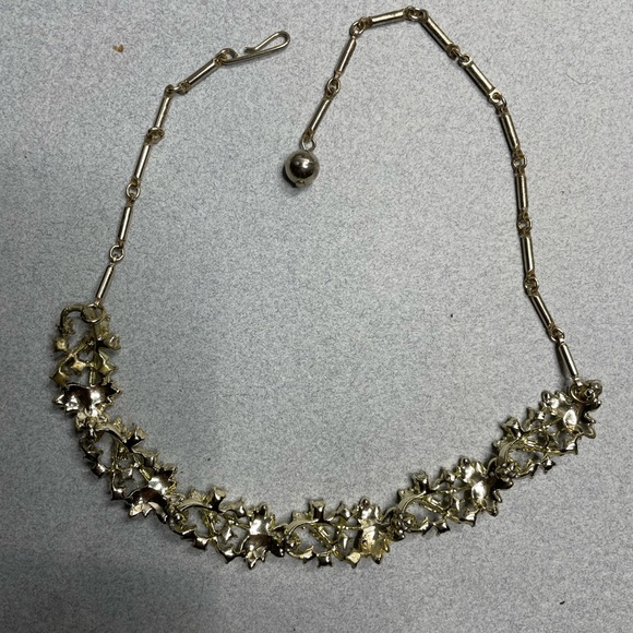 Vintage 16” Collar Necklace Green & White Rhinestones On Golden Leaves Glamorous - Picture 2 of 8